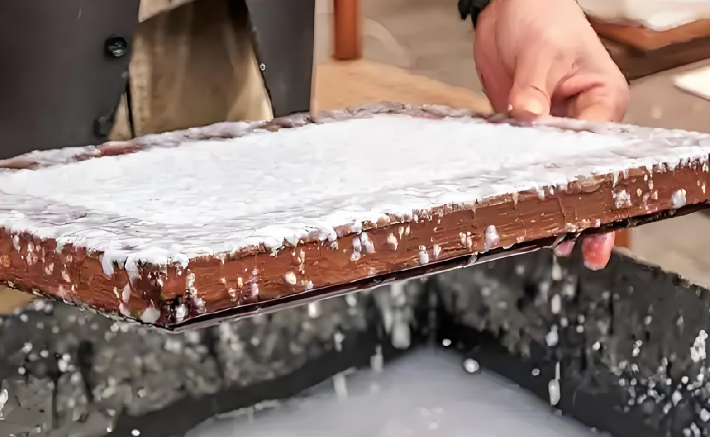 造纸白水中聚醚酯类消泡剂和高碳醇消泡剂在使用中优缺点比较